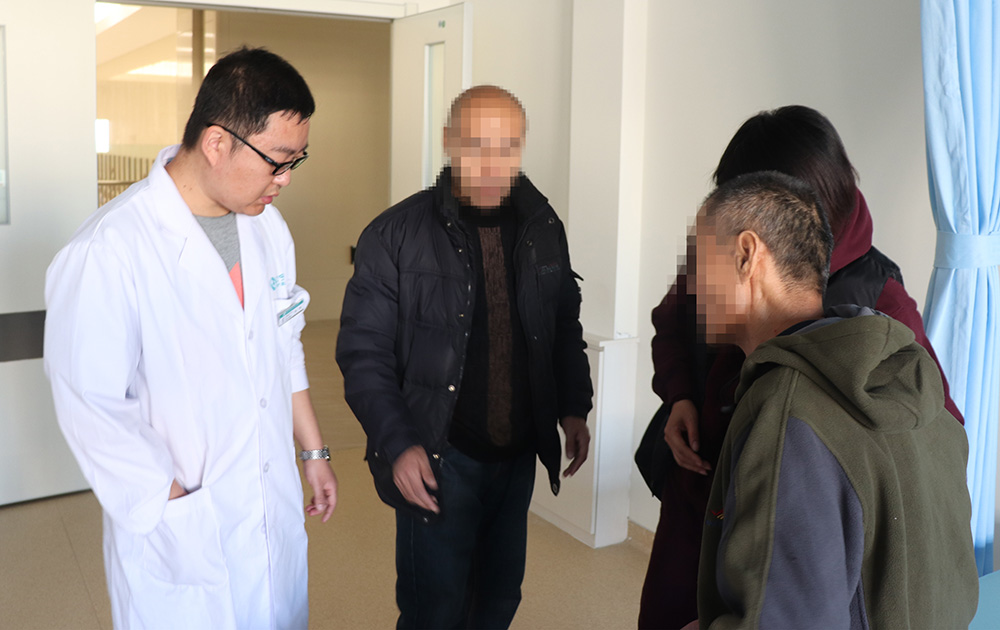 康復(fù)治療70天，偏癱患者步行出院！(圖1)