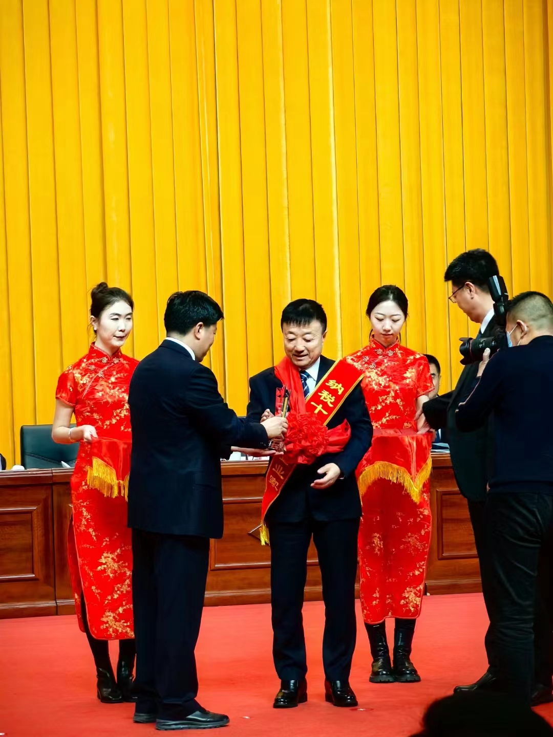 《全市民營經(jīng)濟大會》暨2023年度民營企業(yè)納稅十強表彰大會在葫蘆島市文化宮隆重召開，董事長趙立君先生代表集團上臺領獎(圖3)