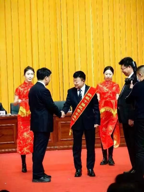 《全市民營經(jīng)濟大會》暨2023年度民營企業(yè)納稅十強表彰大會在葫蘆島市文化宮隆重召開，董事長趙立君先生代表集團上臺領獎(圖2)