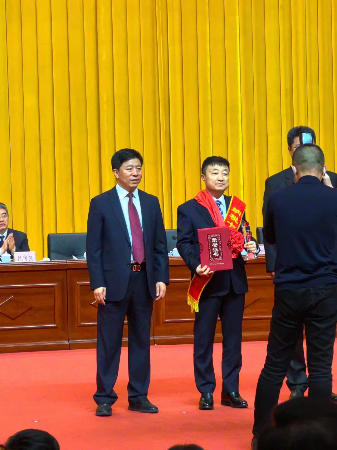 《全市民營經(jīng)濟大會》暨2023年度民營企業(yè)納稅十強表彰大會在葫蘆島市文化宮隆重召開，董事長趙立君先生代表集團上臺領獎(圖4)